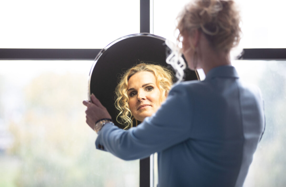 Petra van de Laarschot houdt een spiegel omhoog