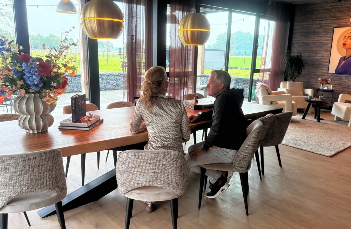Het lichte kantoor van DiamondForce met de grote tafel en de lounge