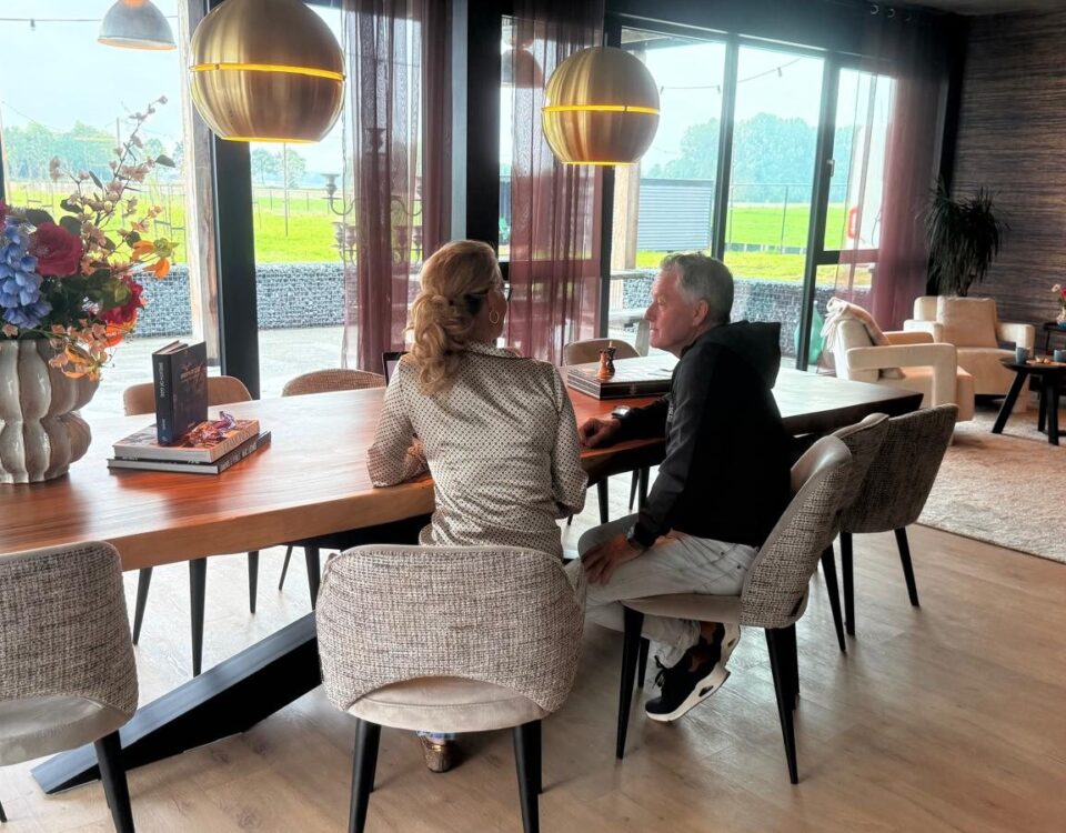 Het lichte kantoor van DiamondForce met de grote tafel en de lounge