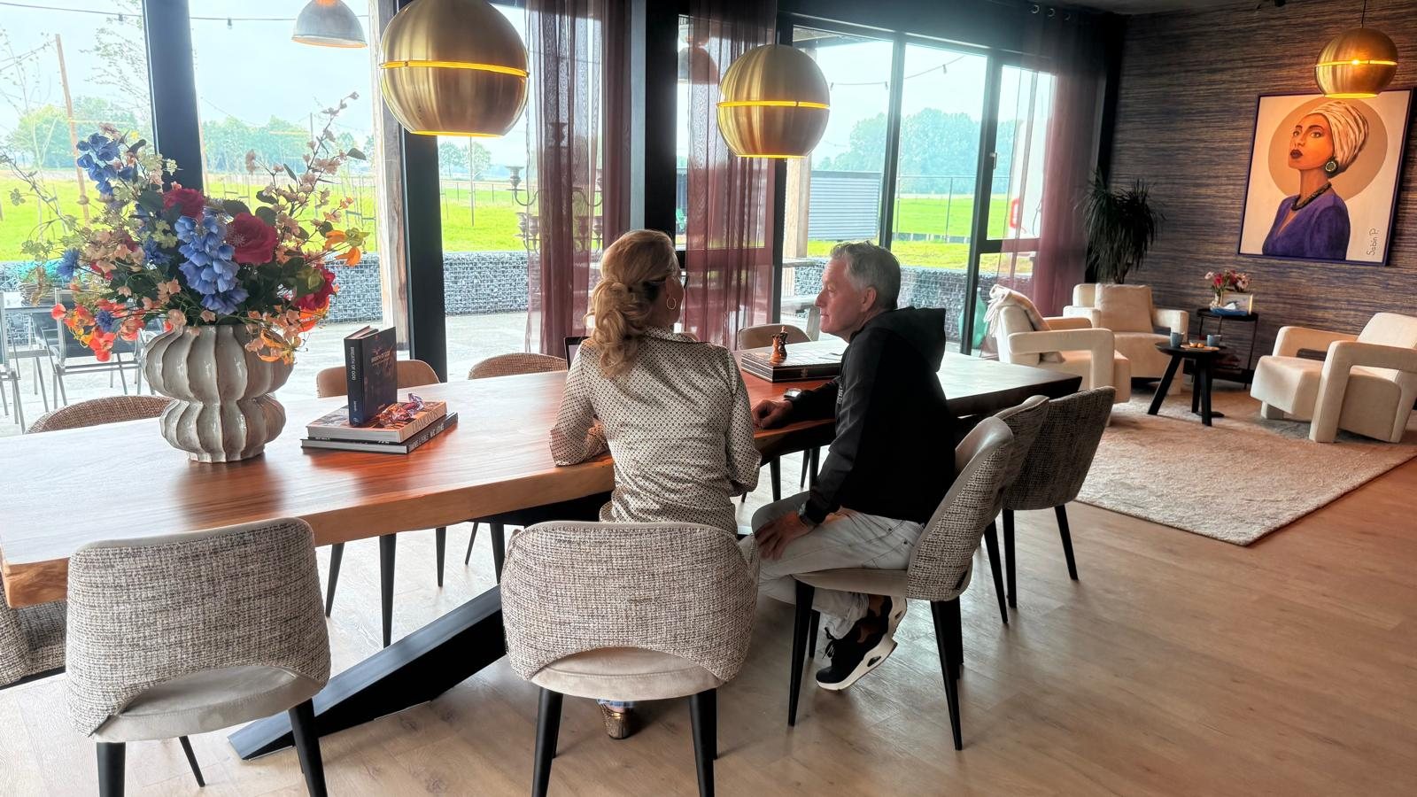 Het kantoor van DiamondForce, met de grote tafel en de lounge