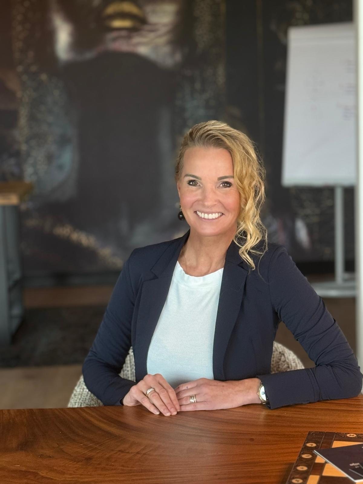 Petra van de Laarschot aan haar bureau in het kantoor van DiamondForce