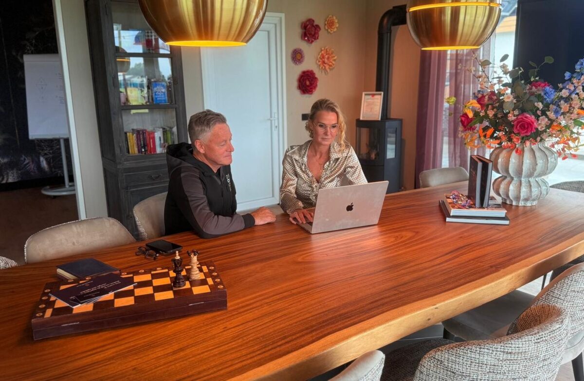Petra van de Laarschot in gesprek aan de grote tafel in haar kantoor