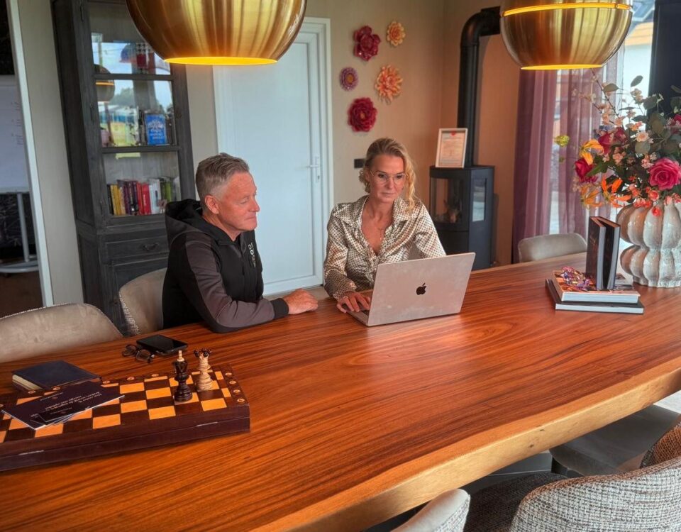 Petra van de Laarschot in gesprek aan de grote tafel in haar kantoor