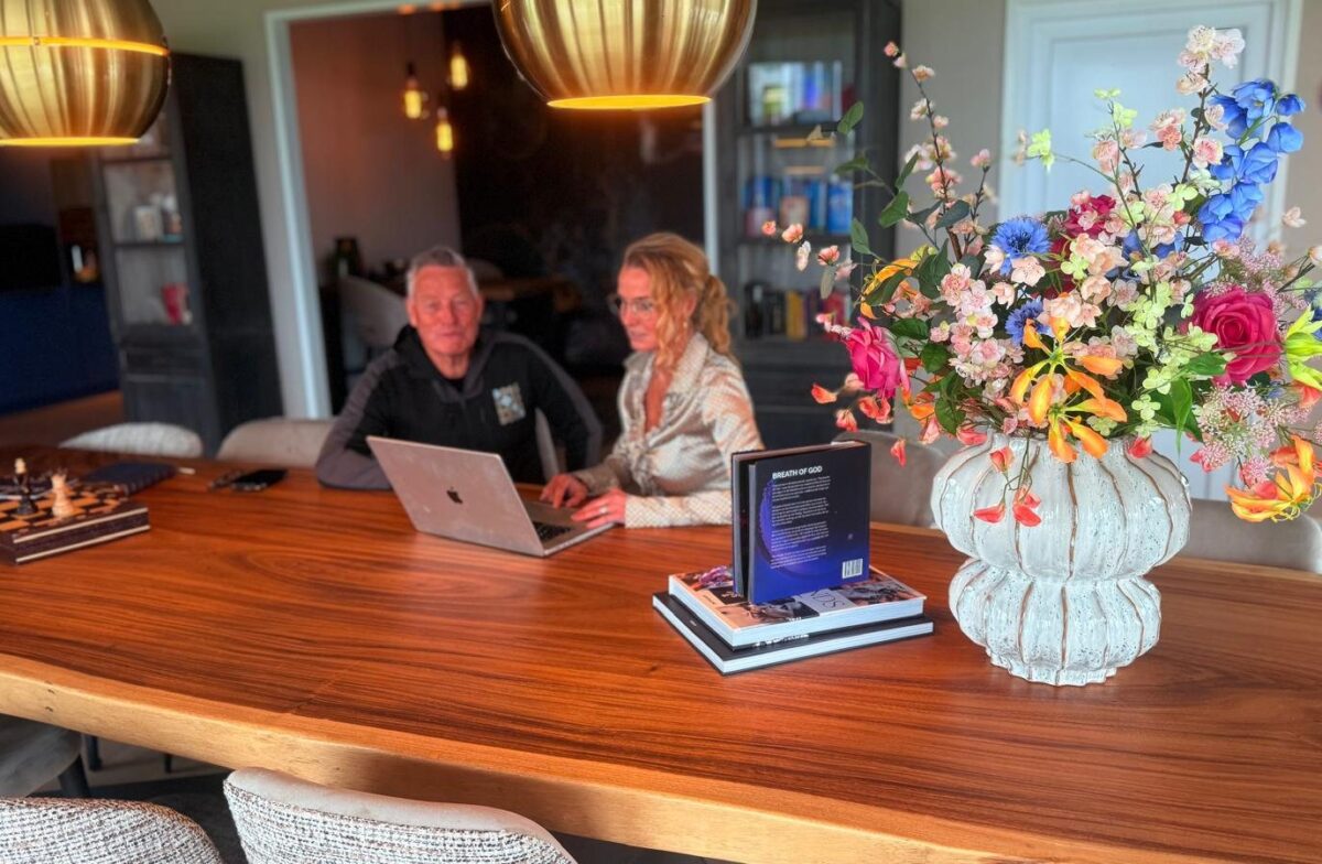 Gesprek aan tafel in het kantoor van DiamondForce, met bloemen op tafel
