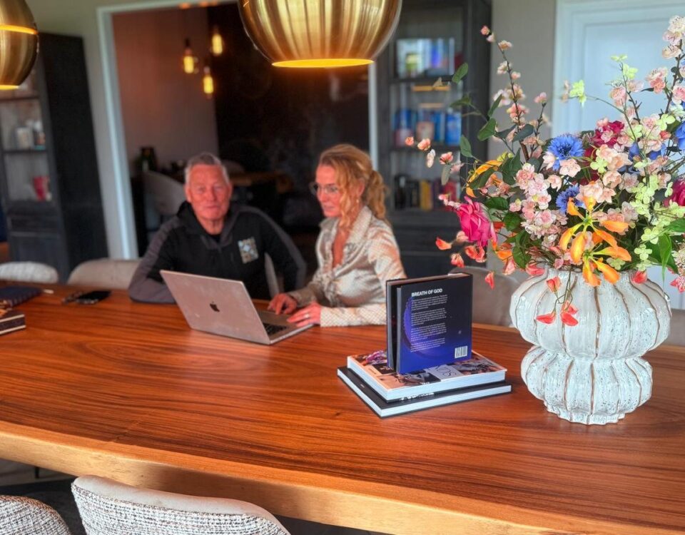 Gesprek aan tafel in het kantoor van DiamondForce, met bloemen op tafel