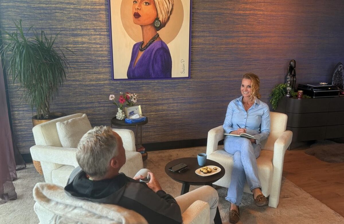 Petra van de Laarschot in een 1-op-1 coachgesprek in de lounge van haar kantoor