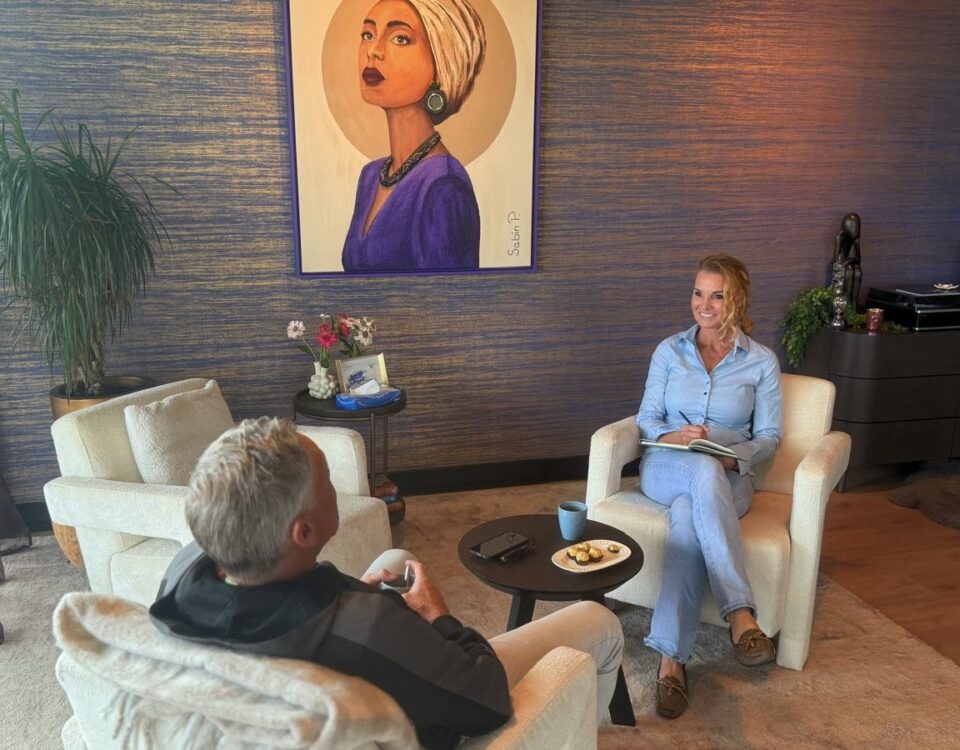 Petra van de Laarschot in een 1-op-1 coachgesprek in de lounge van haar kantoor