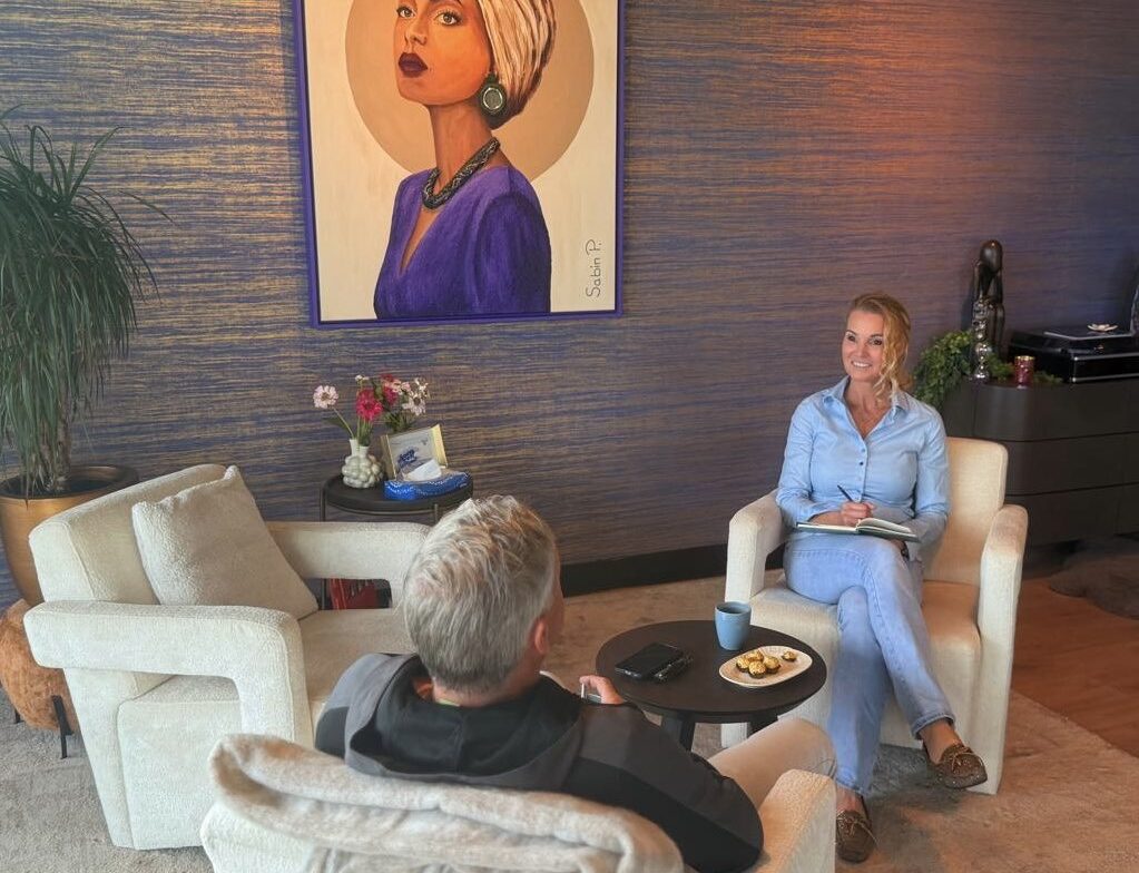 Coachgesprek in de lounge van DiamondForce: Petra luistert naar haar cliënt