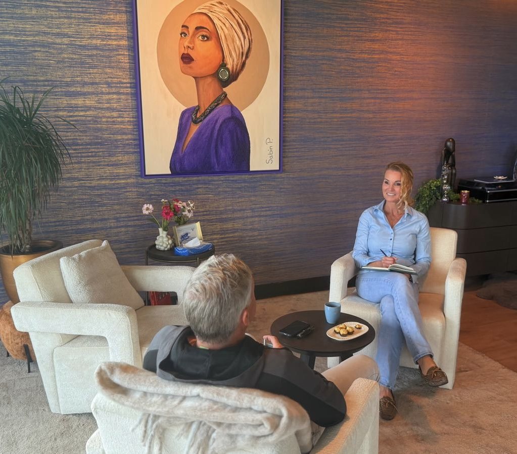 Coachgesprek in de lounge van DiamondForce: Petra luistert naar haar cliënt